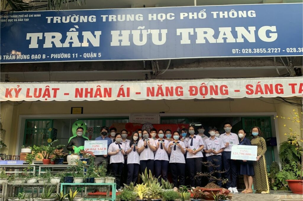 Marathon Education trao tặng 100 đầu sách cùng với 60 suất học bổng 100% cho các bạn học sinh tiêu biểu tại trường THPT Trần Hữu Trang